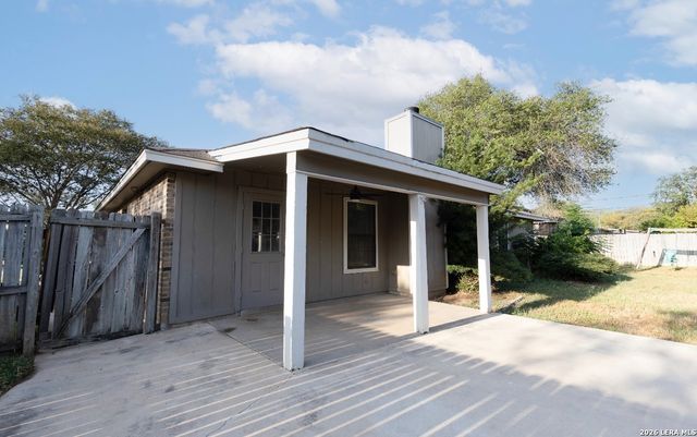 302 BAIN DR, Devine, TX 78016