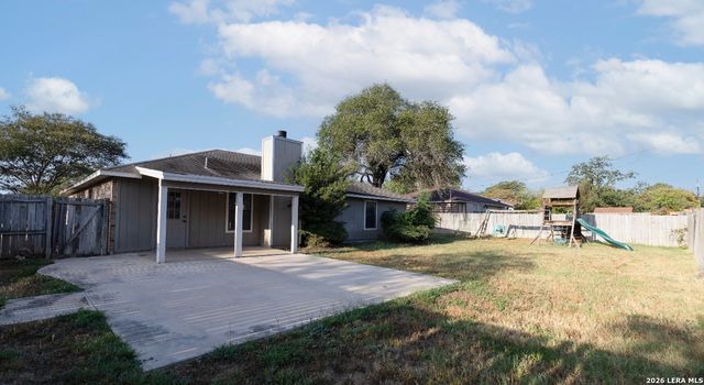 302 BAIN DR, Devine, TX 78016