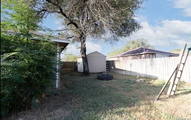 302 BAIN DR, Devine, TX 78016