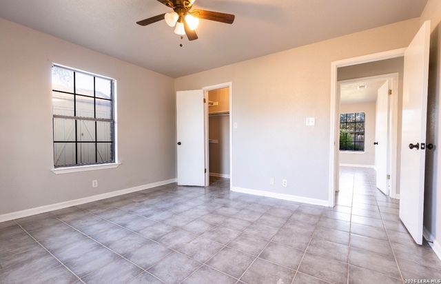 302 BAIN DR, Devine, TX 78016