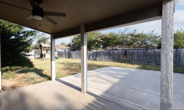 302 BAIN DR, Devine, TX 78016