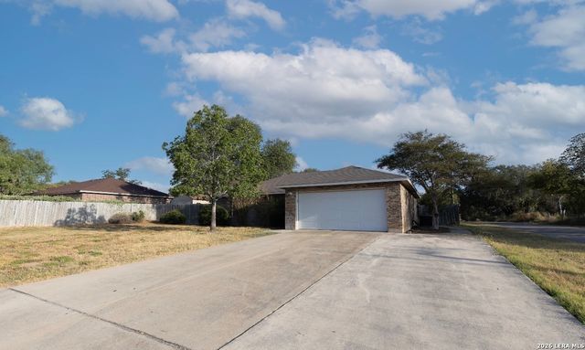 302 BAIN DR, Devine, TX 78016