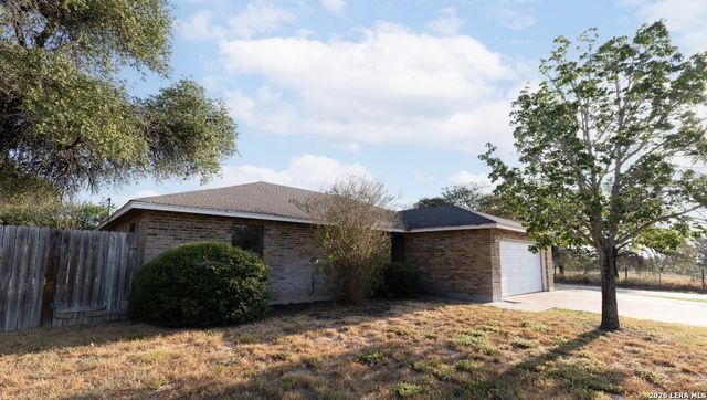 302 BAIN DR, Devine, TX 78016