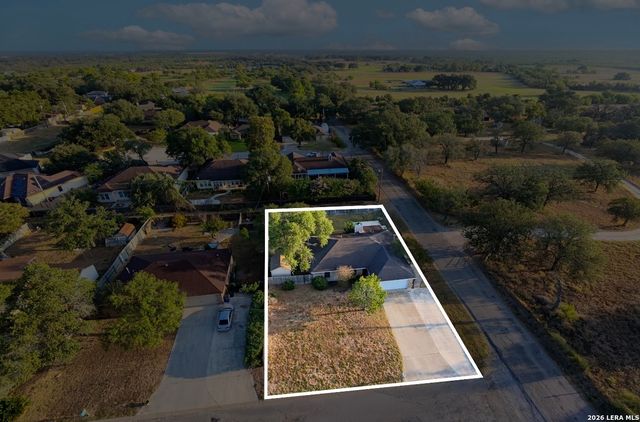 302 BAIN DR, Devine, TX 78016