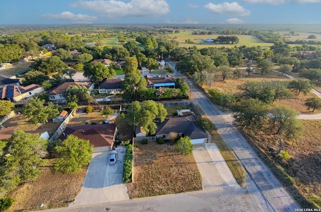 302 BAIN DR, Devine, TX 78016