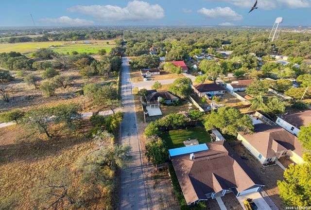302 BAIN DR, Devine, TX 78016