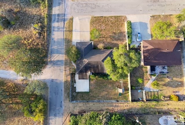 302 BAIN DR, Devine, TX 78016