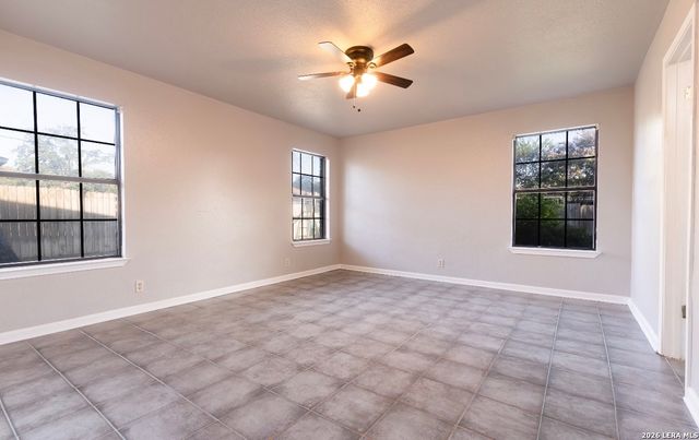 302 BAIN DR, Devine, TX 78016