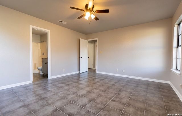 302 BAIN DR, Devine, TX 78016
