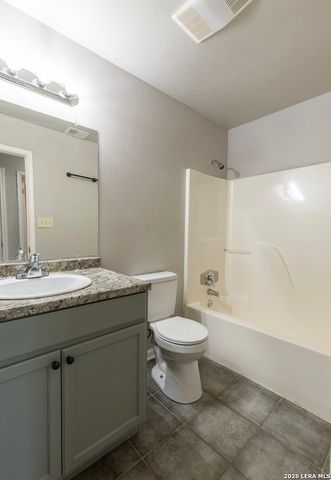 302 BAIN DR, Devine, TX 78016