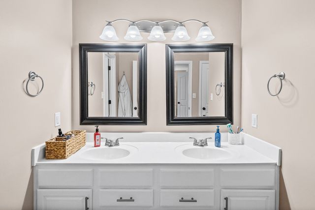 1407 Oak Tree Ct, Hopkinsville, KY 42240