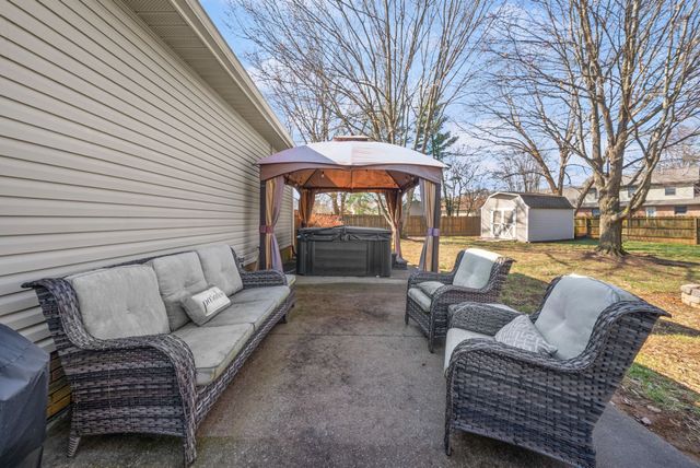 1407 Oak Tree Ct, Hopkinsville, KY 42240