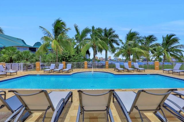 410 FLAGSHIP DR # 806, Naples, FL 34108