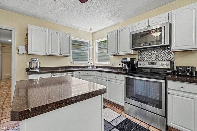 62 Rockaway Drive, Roaming Shores, OH 44085