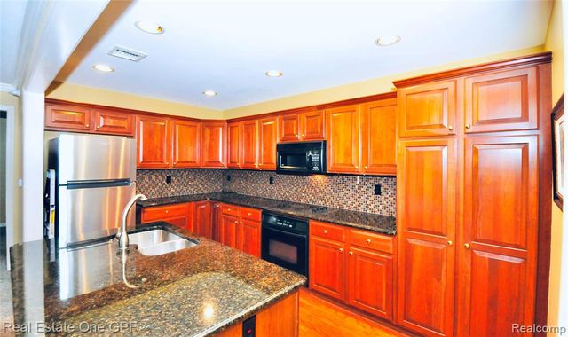 26 Pointe Park Place 303, Grosse Pointe Park, MI 48230