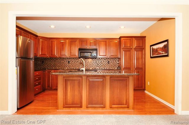 26 Pointe Park Place 303, Grosse Pointe Park, MI 48230