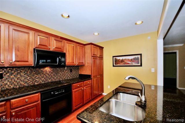 26 Pointe Park Place 303, Grosse Pointe Park, MI 48230