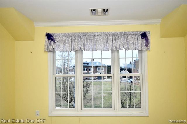 26 Pointe Park Place 303, Grosse Pointe Park, MI 48230