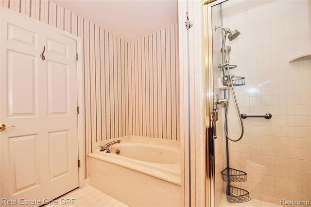 26 Pointe Park Place 303, Grosse Pointe Park, MI 48230