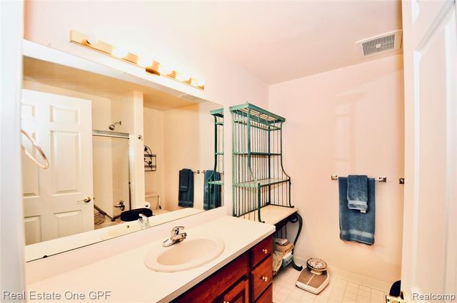 26 Pointe Park Place 303, Grosse Pointe Park, MI 48230