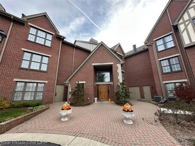 26 Pointe Park Place 303, Grosse Pointe Park, MI 48230