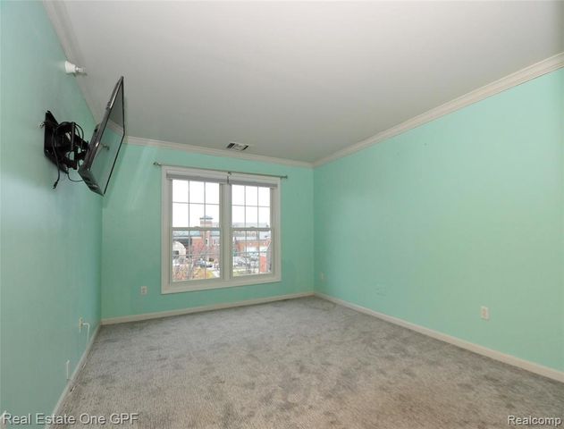 26 Pointe Park Place 303, Grosse Pointe Park, MI 48230