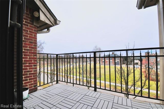 26 Pointe Park Place 303, Grosse Pointe Park, MI 48230