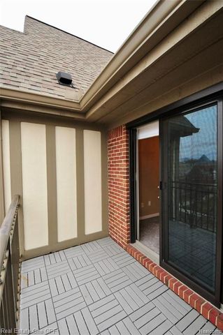 26 Pointe Park Place 303, Grosse Pointe Park, MI 48230