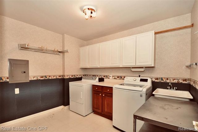 26 Pointe Park Place 303, Grosse Pointe Park, MI 48230