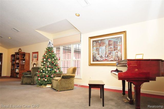 26 Pointe Park Place 303, Grosse Pointe Park, MI 48230