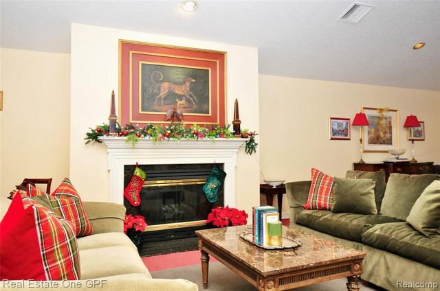 26 Pointe Park Place 303, Grosse Pointe Park, MI 48230