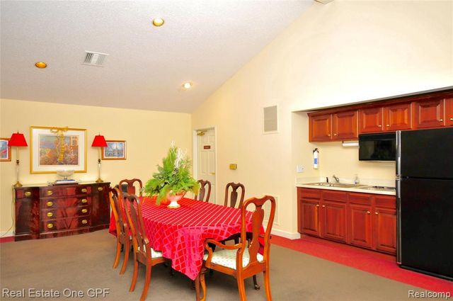 26 Pointe Park Place 303, Grosse Pointe Park, MI 48230