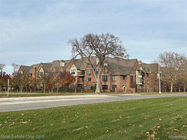 26 Pointe Park Place 303, Grosse Pointe Park, MI 48230