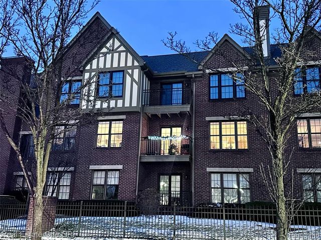 26 Pointe Park Place 303, Grosse Pointe Park, MI 48230
