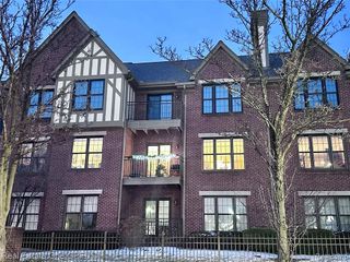 26 Pointe Park Place 303, Grosse Pointe Park, MI 48230