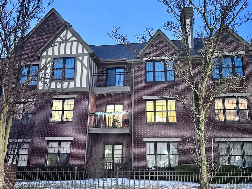 26 Pointe Park Place 303, Grosse Pointe Park, MI 48230