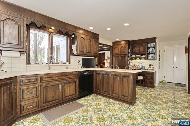 26 Glenwood Road, Tenafly, NJ 07670