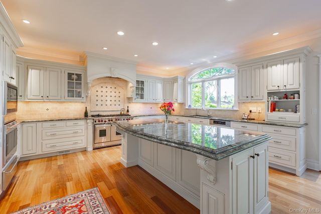 147 Eaton Lane, West Islip, NY 11795