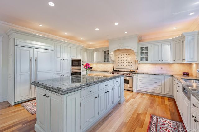 147 Eaton Lane, West Islip, NY 11795