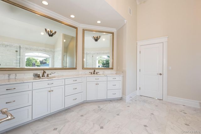 147 Eaton Lane, West Islip, NY 11795