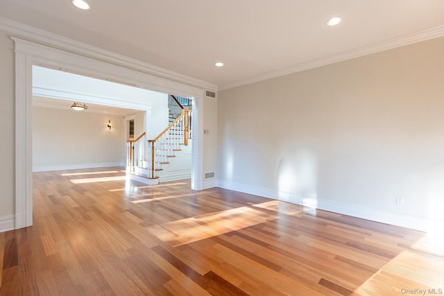 147 Eaton Lane, West Islip, NY 11795