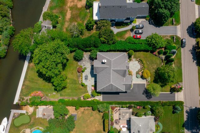 147 Eaton Lane, West Islip, NY 11795