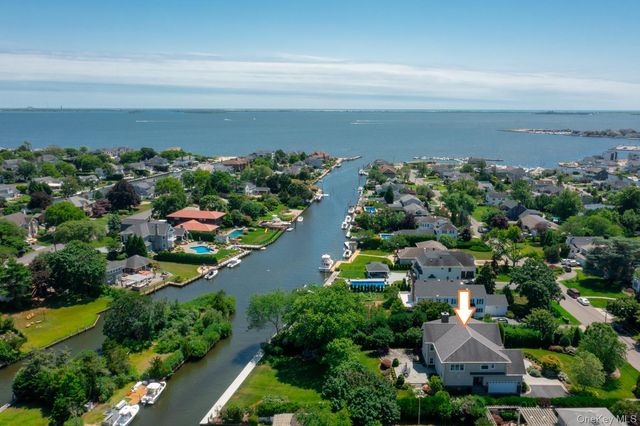 147 Eaton Lane, West Islip, NY 11795