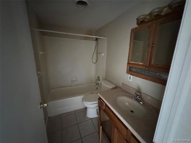 2069 Woodland Pass, Burton, MI 48519