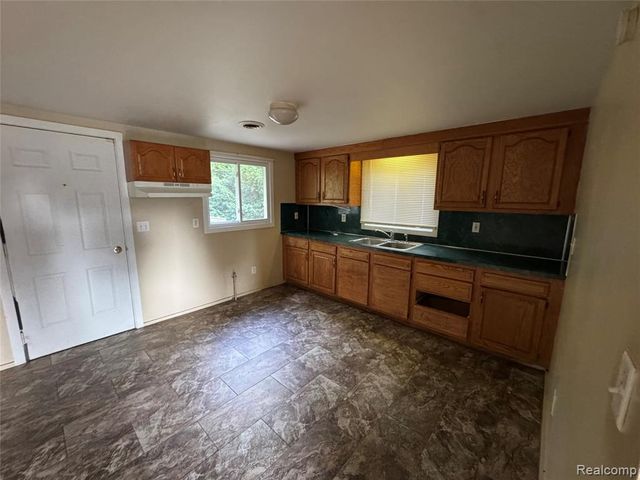 2069 Woodland Pass, Burton, MI 48519