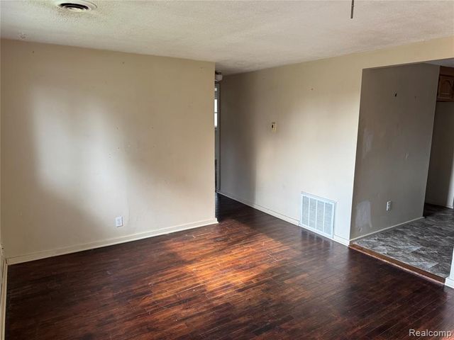 2069 Woodland Pass, Burton, MI 48519