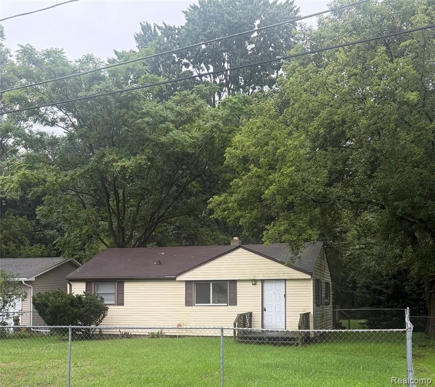 2069 Woodland Pass, Burton, MI 48519