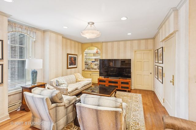 20 E Cedar Street 8B, Chicago, IL 60610