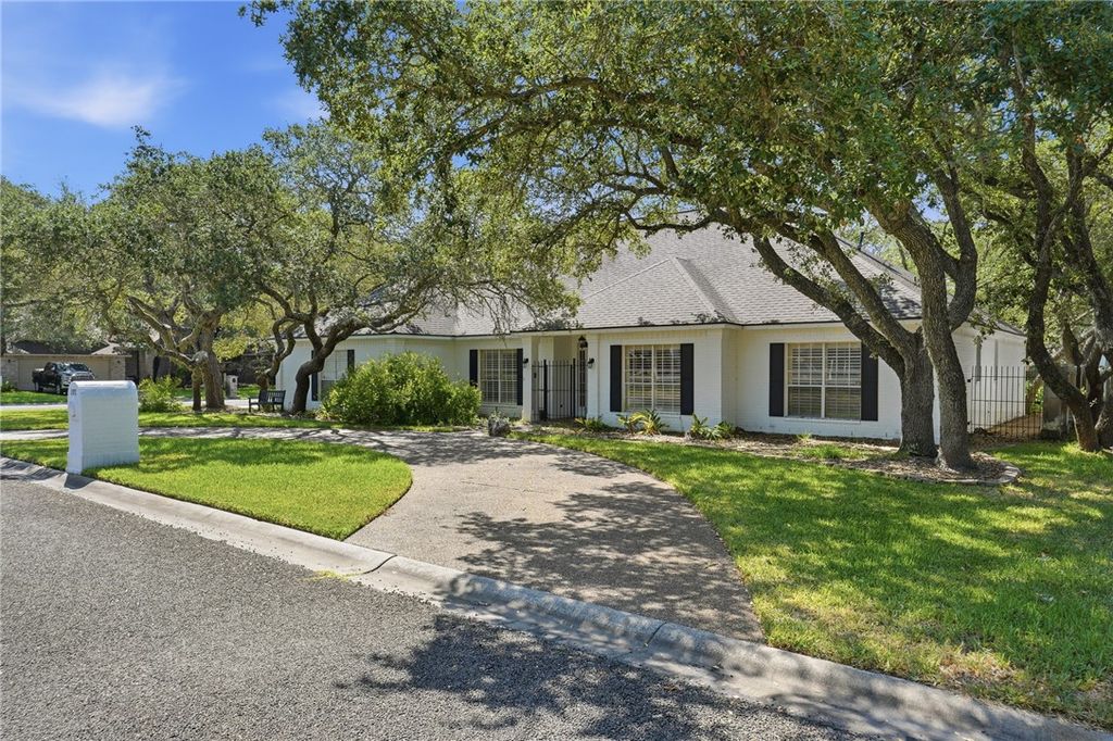 101 Peachtree Dr, Rockport, TX 78382 — exterior