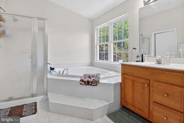 25252 LYON TER, Chantilly, VA 20152